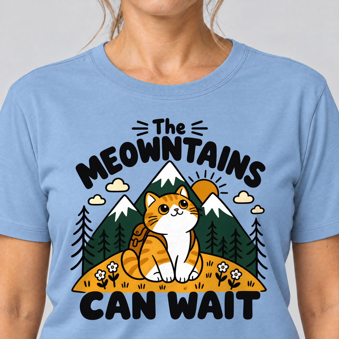 Nahaufnahme des Drucks: The Meowntains can wait – T-Shirt Unisex in Himmelblau, von einer Frau getragen