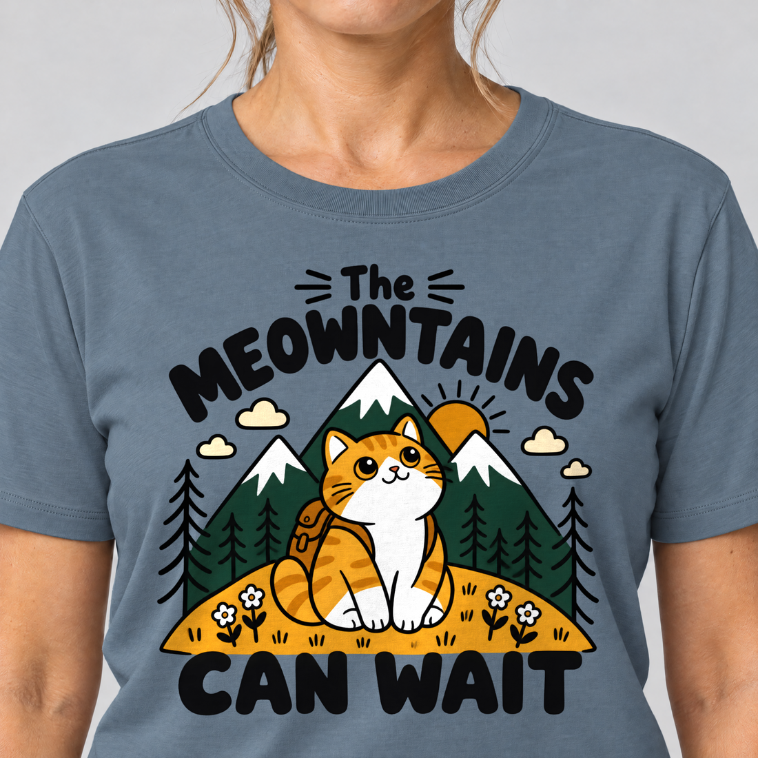 Nahaufnahme des Drucks: The Meowntains can wait – T-Shirt Unisex in Steinblau, von einer Frau getragen