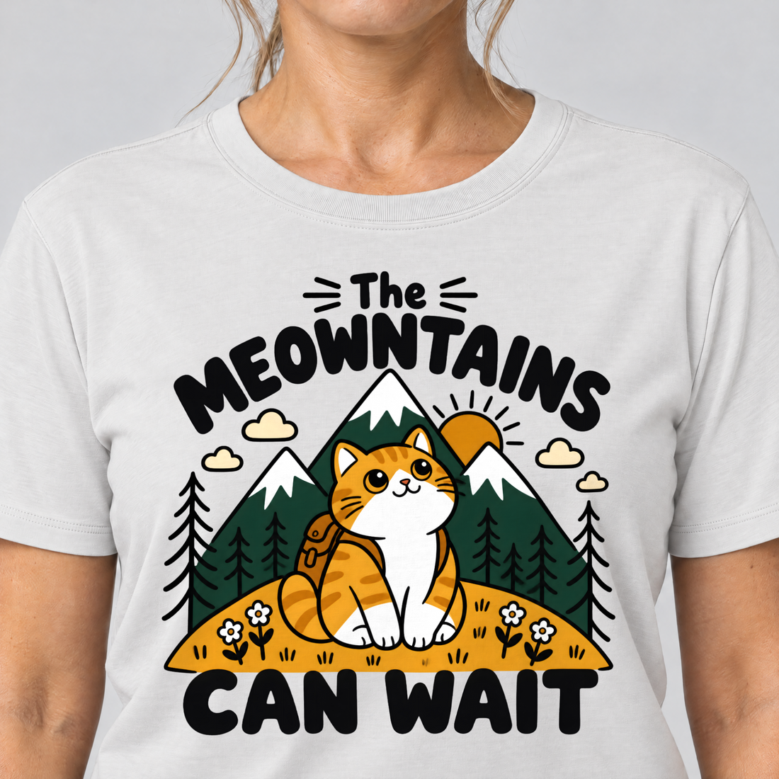 Nahaufnahme des Drucks: The Meowntains can wait – T-Shirt Unisex in Weiß, von einer Frau getragen