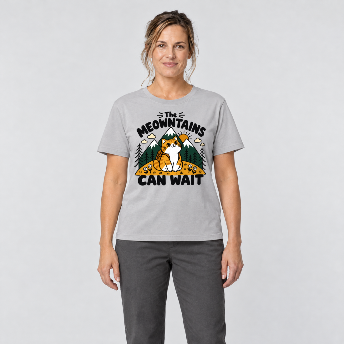 Frau trägt The Meowntains can wait – T-Shirt Unisex in Hellgrau, Ansicht von vorn