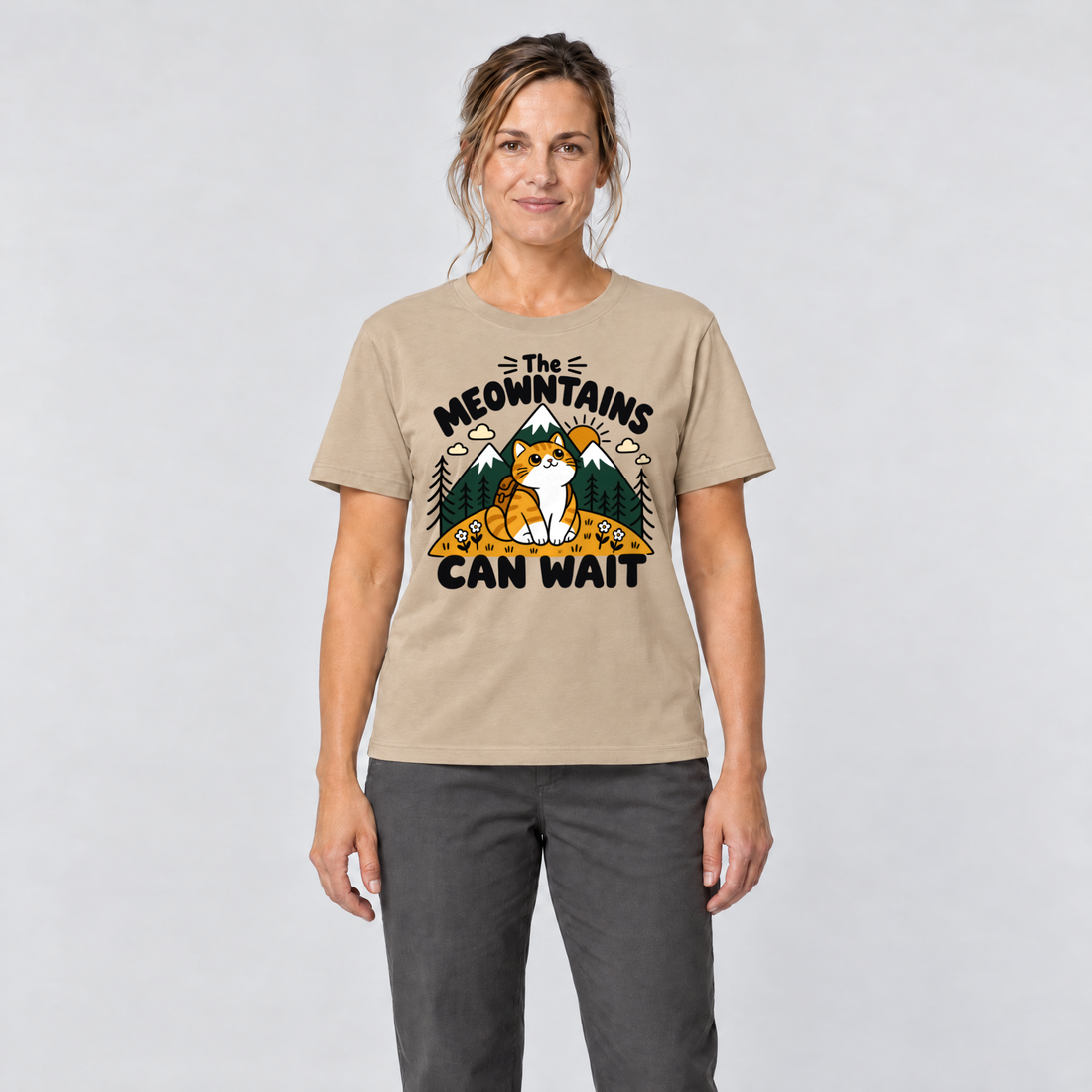 Frau trägt The Meowntains can wait – T-Shirt Unisex in Sand, Ansicht von vorn