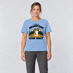 Frau trägt The Meowntains can wait – T-Shirt Unisex in Himmelblau, Ansicht von vorn