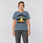 Frau trägt The Meowntains can wait – T-Shirt Unisex in Steinblau, Ansicht von vorn