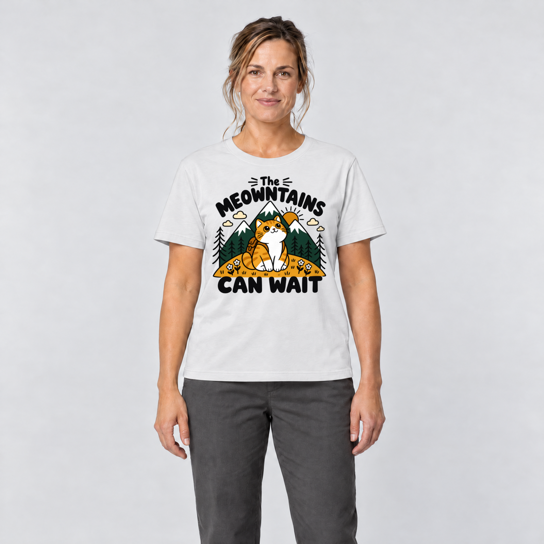 Frau trägt The Meowntains can wait – T-Shirt Unisex in Weiß, Ansicht von vorn