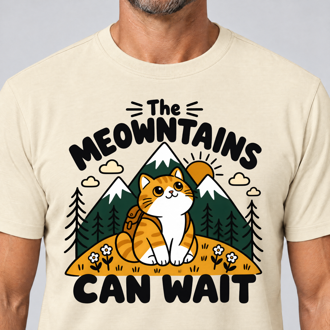 Nahaufnahme des Drucks: The Meowntains can wait – T-Shirt Unisex in Natur, von einem Mann getragen