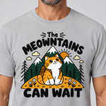 Nahaufnahme des Drucks: The Meowntains can wait – T-Shirt Unisex in Hellgrau, von einem Mann getragen
