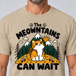 Nahaufnahme des Drucks: The Meowntains can wait – T-Shirt Unisex in Sand, von einem Mann getragen