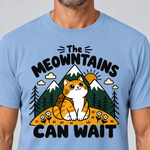 Nahaufnahme des Drucks: The Meowntains can wait – T-Shirt Unisex in Himmelblau, von einem Mann getragen