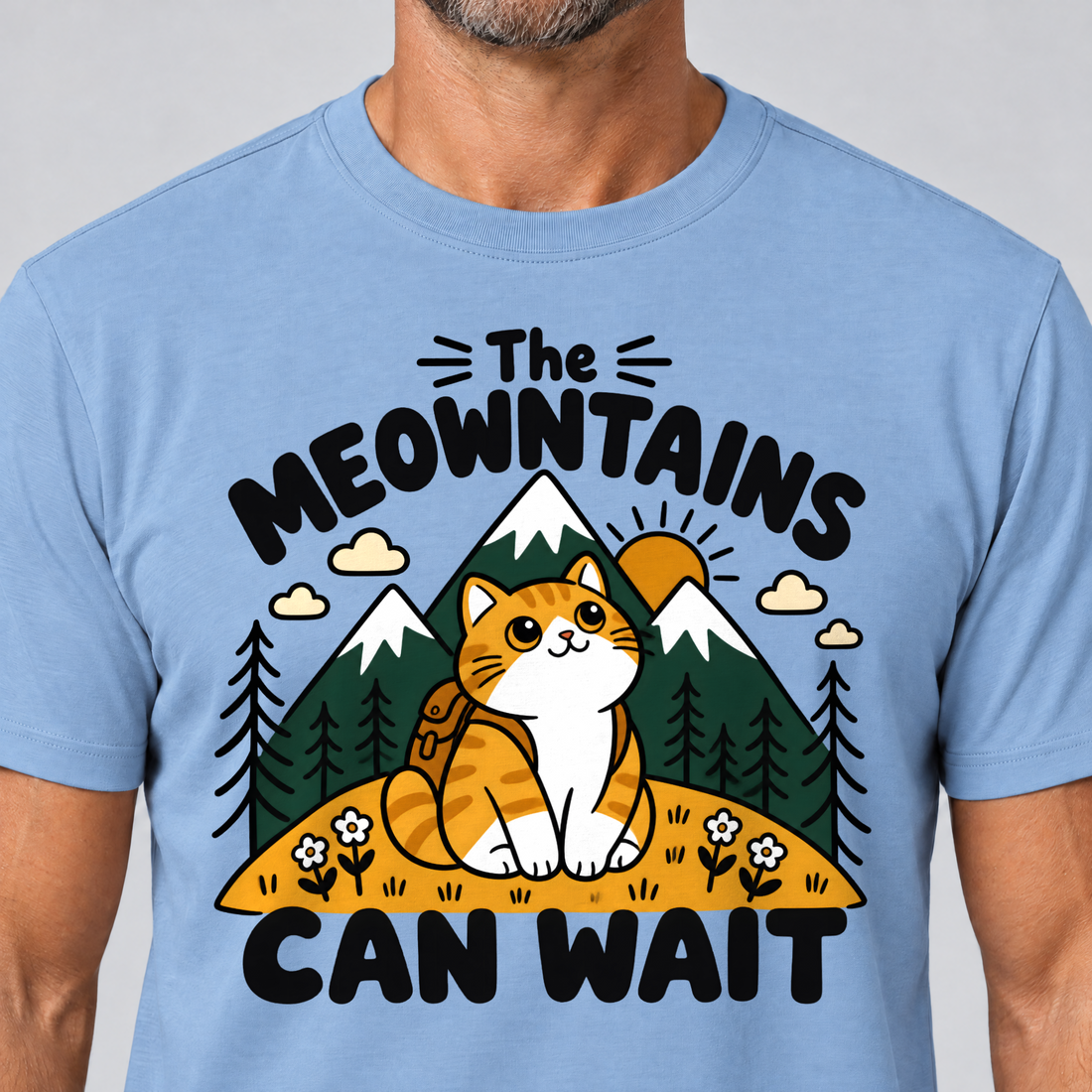 Nahaufnahme des Drucks: The Meowntains can wait – T-Shirt Unisex in Himmelblau, von einem Mann getragen