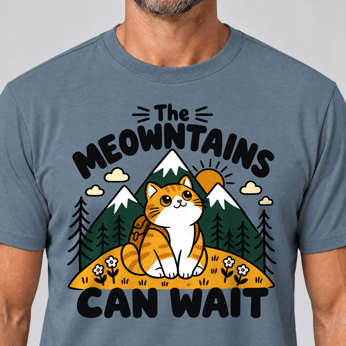 Nahaufnahme des Drucks: The Meowntains can wait – T-Shirt Unisex in Steinblau, von einem Mann getragen