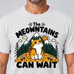 Nahaufnahme des Drucks: The Meowntains can wait – T-Shirt Unisex in Weiß, von einem Mann getragen