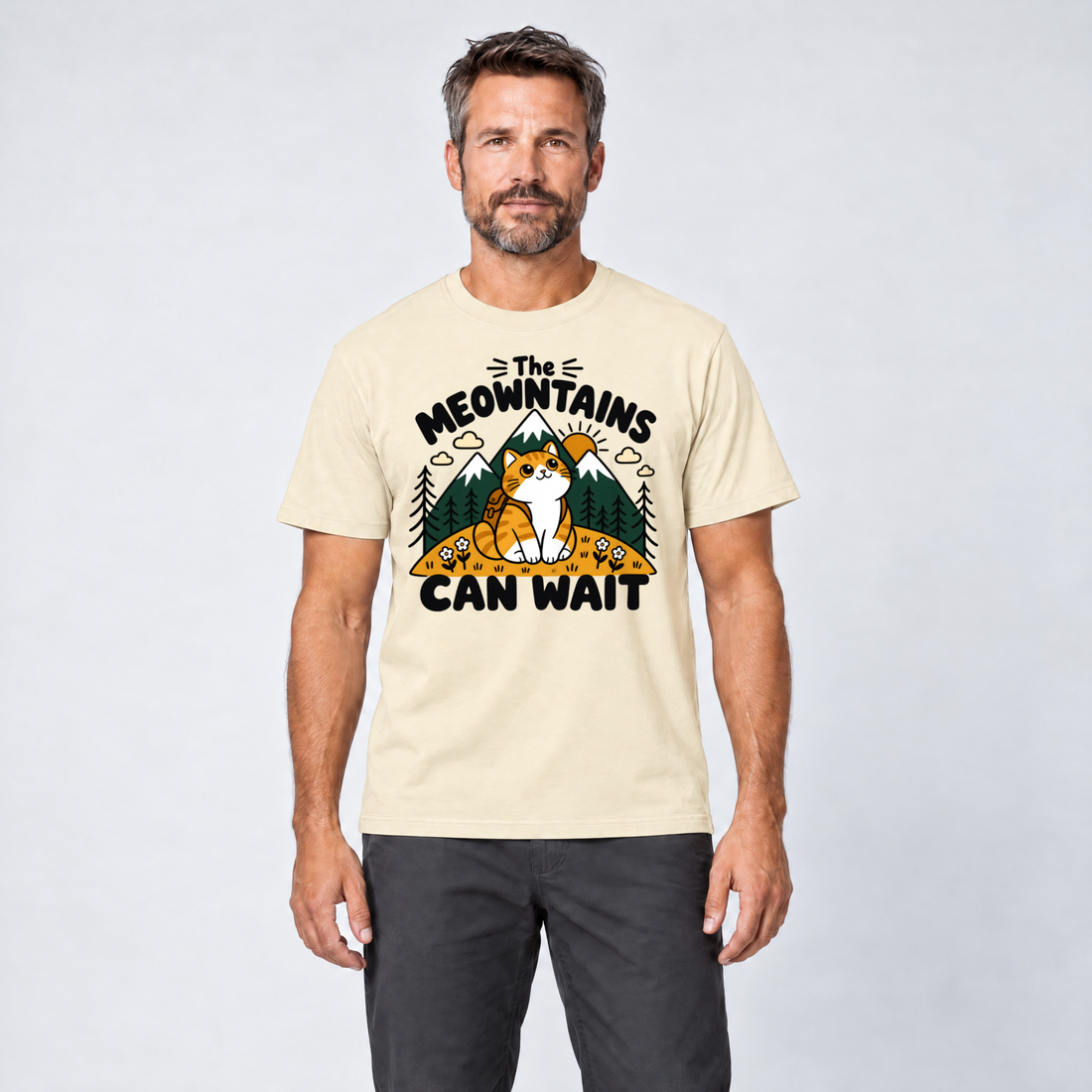 Mann trägt The Meowntains can wait – T-Shirt Unisex in Natur, Ansicht von vorn