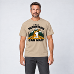 Mann trägt The Meowntains can wait – T-Shirt Unisex in Sand, Ansicht von vorn