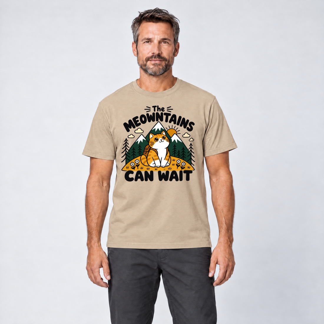 Mann trägt The Meowntains can wait – T-Shirt Unisex in Sand, Ansicht von vorn
