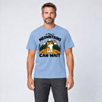 Mann trägt The Meowntains can wait – T-Shirt Unisex in Himmelblau, Ansicht von vorn