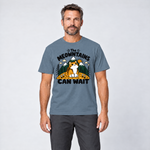 Mann trägt The Meowntains can wait – T-Shirt Unisex in Steinblau, Ansicht von vorn