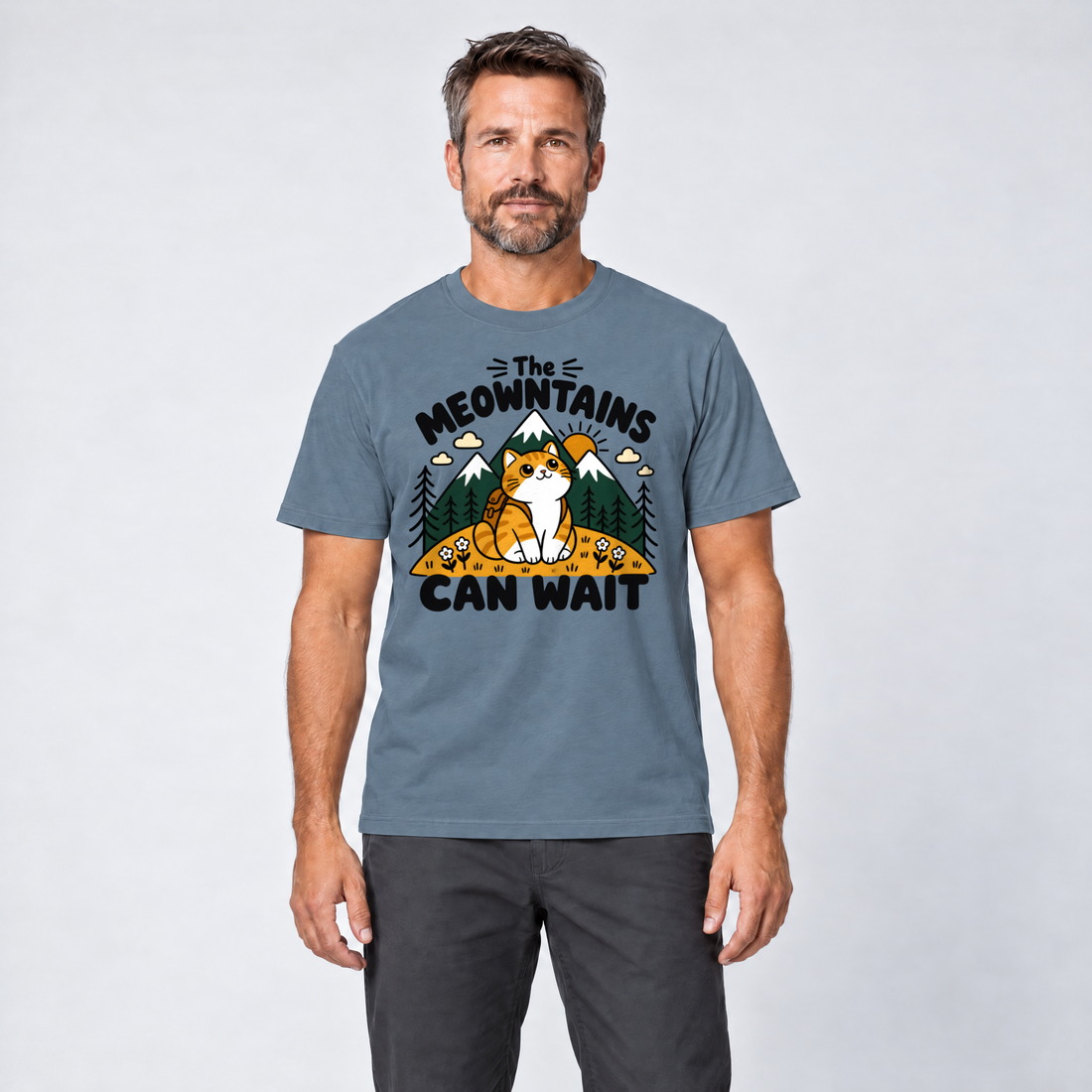 Mann trägt The Meowntains can wait – T-Shirt Unisex in Steinblau, Ansicht von vorn