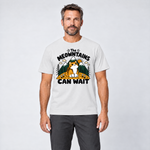 Mann trägt The Meowntains can wait – T-Shirt Unisex in Weiß, Ansicht von vorn