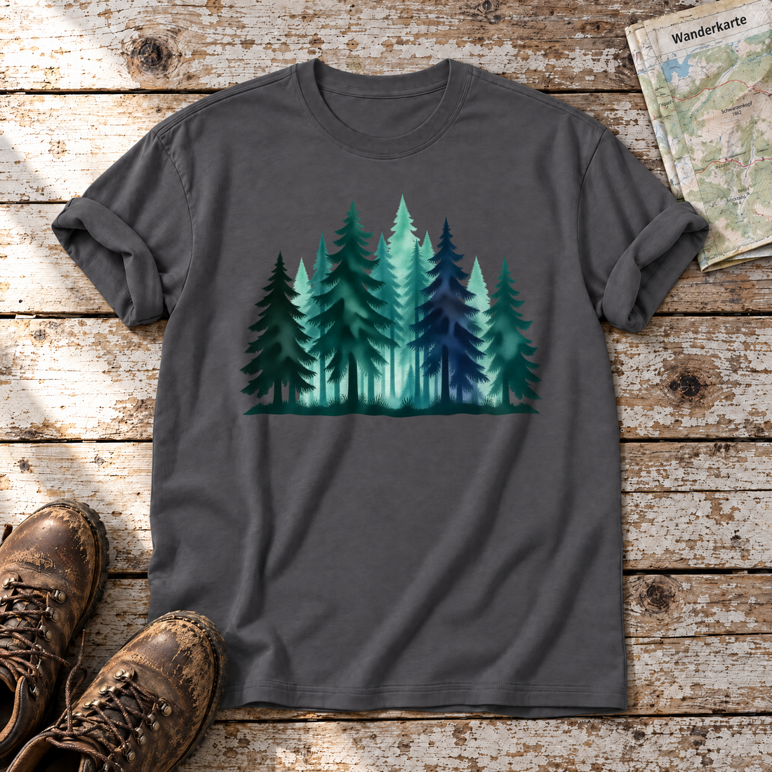 Nebelwald – T-Shirt Unisex in Dunkelgrau, flach liegend auf alten Holzbrettern mit Wanderschuhen und Wanderkarte.