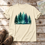 Nebelwald – T-Shirt Unisex in Natur, flach liegend auf alten Holzbrettern mit Wanderschuhen und Wanderkarte.