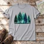 Nebelwald – T-Shirt Unisex in Hellgrau, flach liegend auf alten Holzbrettern mit Wanderschuhen und Wanderkarte.