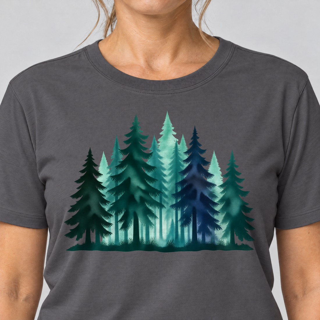 Nahaufnahme des Drucks: Nebelwald – T-Shirt Unisex in Dunkelgrau, von einer Frau getragen