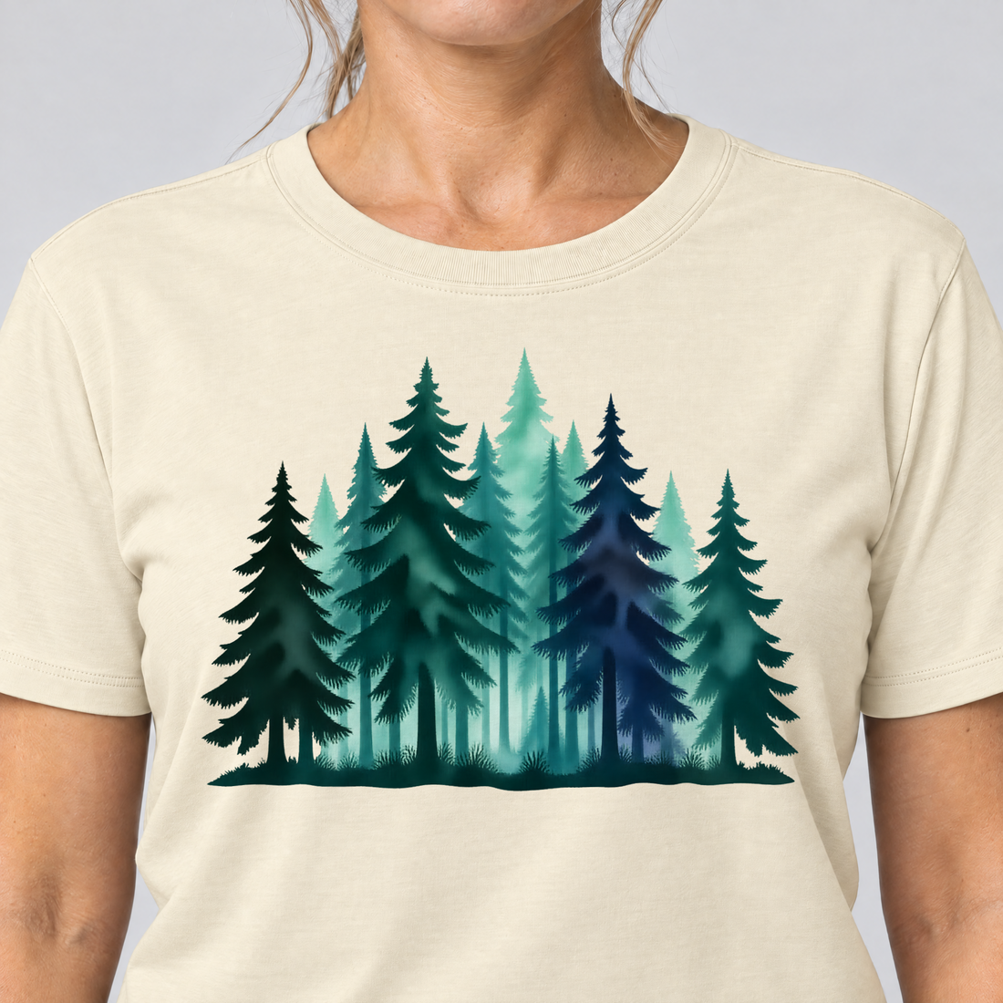 Nahaufnahme des Drucks: Nebelwald – T-Shirt Unisex in Natur, von einer Frau getragen