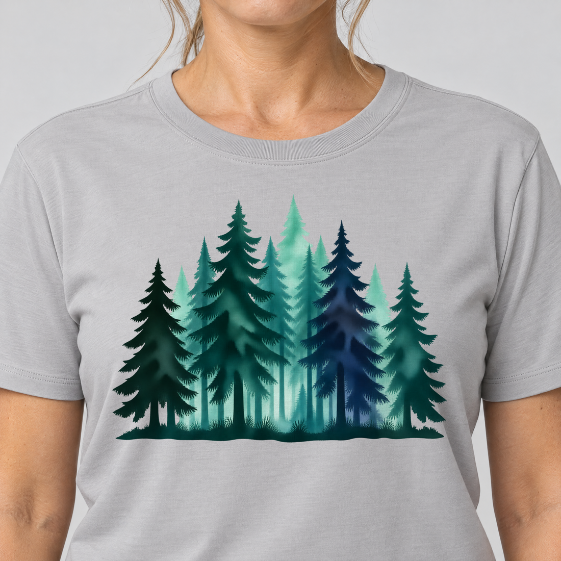 Nahaufnahme des Drucks: Nebelwald – T-Shirt Unisex in Hellgrau, von einer Frau getragen