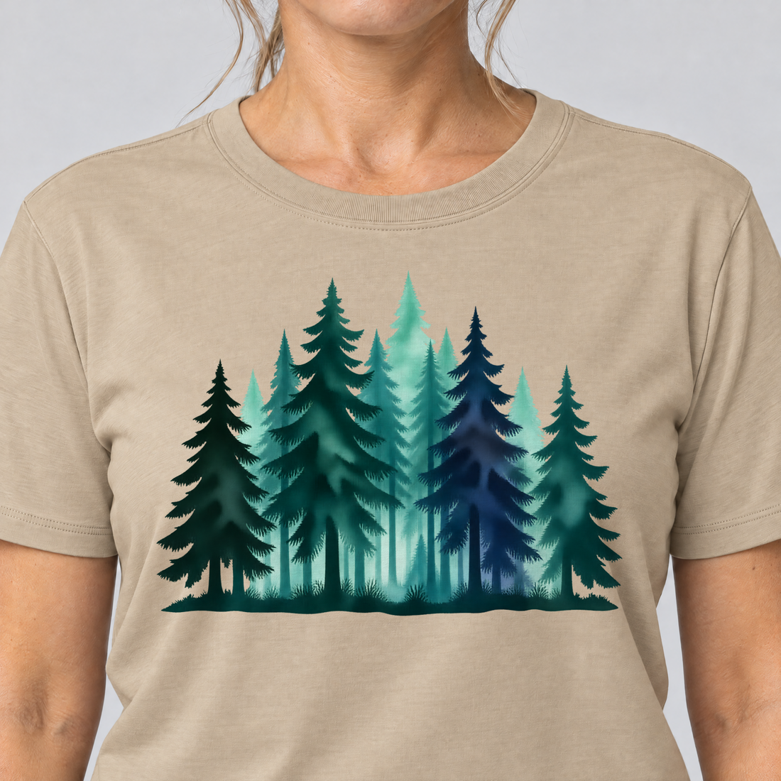 Nahaufnahme des Drucks: Nebelwald – T-Shirt Unisex in Sand, von einer Frau getragen