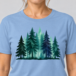 Nahaufnahme des Drucks: Nebelwald – T-Shirt Unisex in Himmelblau, von einer Frau getragen