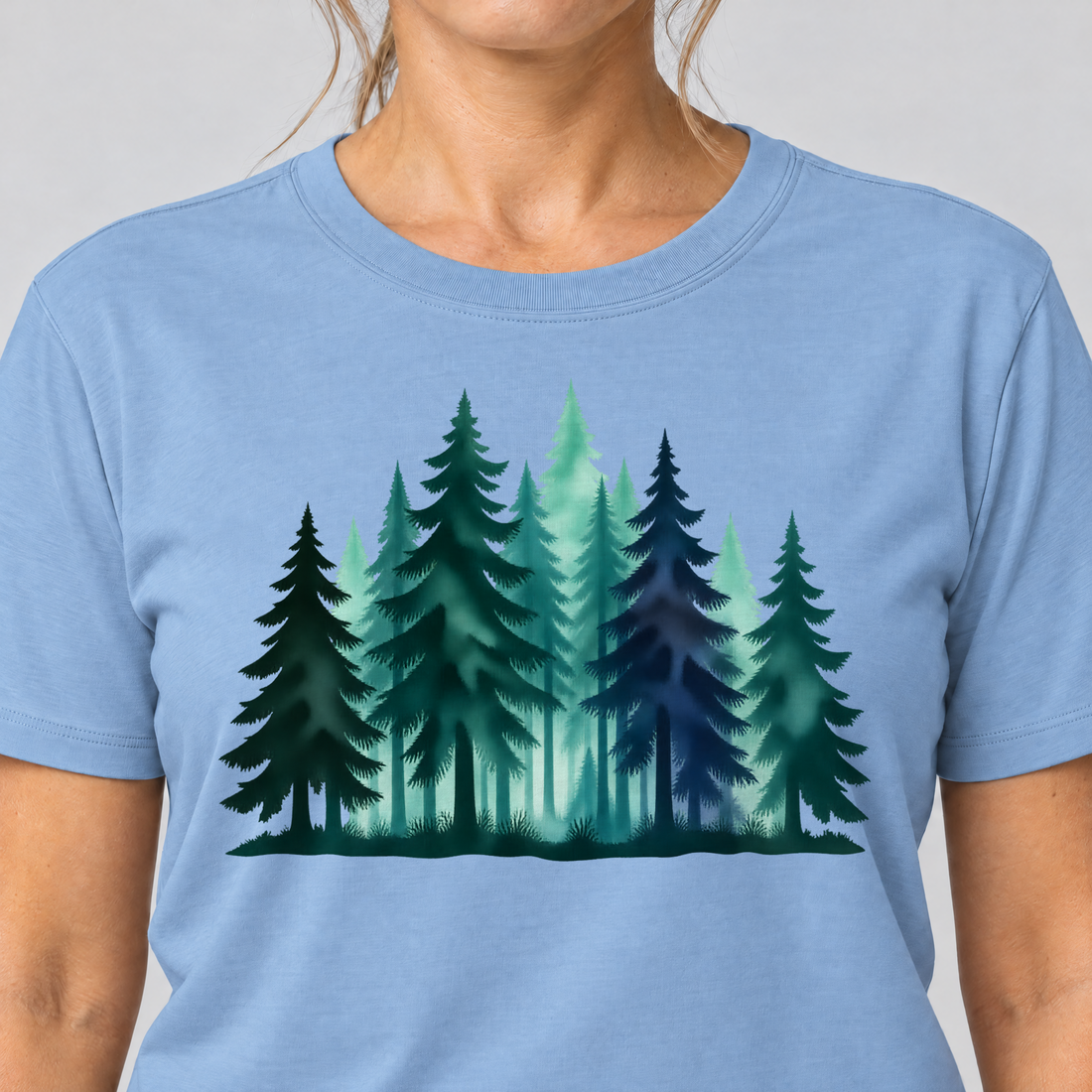 Nahaufnahme des Drucks: Nebelwald – T-Shirt Unisex in Himmelblau, von einer Frau getragen