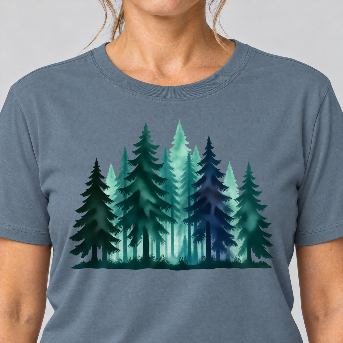 Nahaufnahme des Drucks: Nebelwald – T-Shirt Unisex in Steinblau, von einer Frau getragen