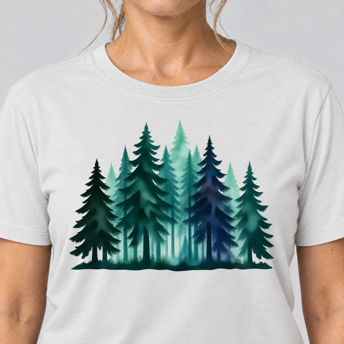 Nahaufnahme des Drucks: Nebelwald – T-Shirt Unisex in Weiß, von einer Frau getragen