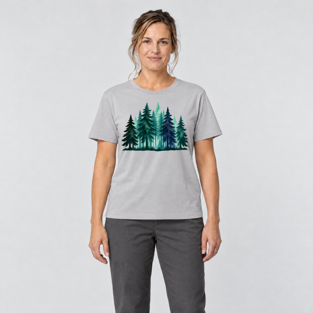 Frau trägt Nebelwald – T-Shirt Unisex in Hellgrau, Ansicht von vorn