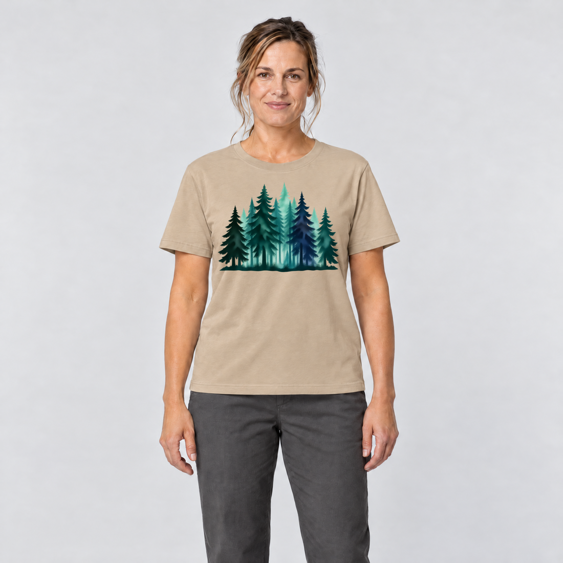Frau trägt Nebelwald – T-Shirt Unisex in Sand, Ansicht von vorn