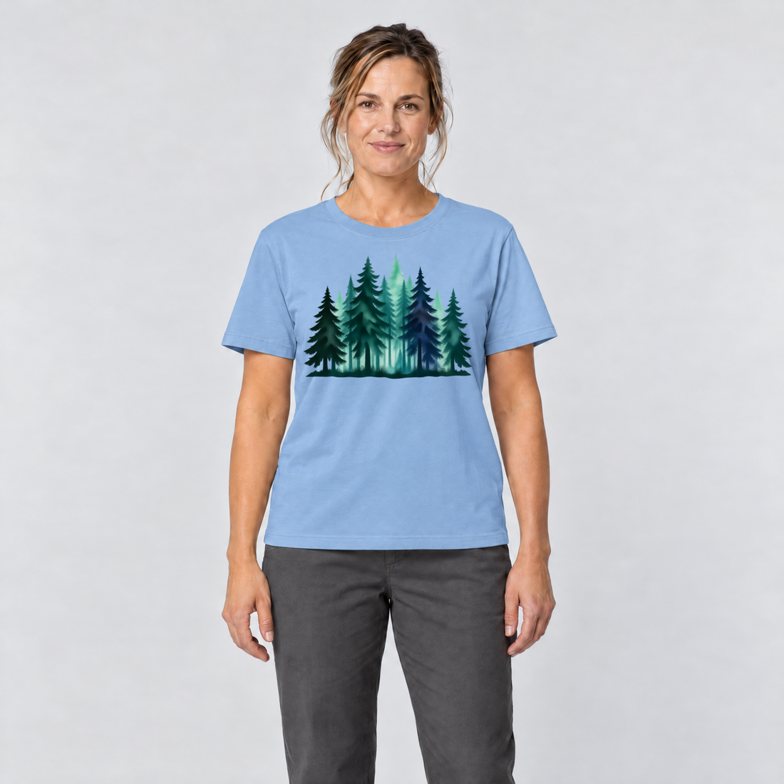Frau trägt Nebelwald – T-Shirt Unisex in Himmelblau, Ansicht von vorn