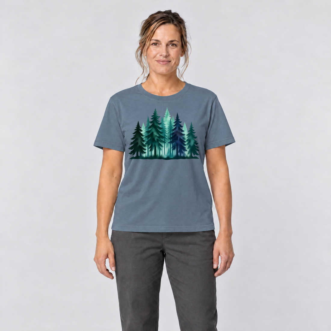 Frau trägt Nebelwald – T-Shirt Unisex in Steinblau, Ansicht von vorn