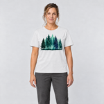 Frau trägt Nebelwald – T-Shirt Unisex in Weiß, Ansicht von vorn