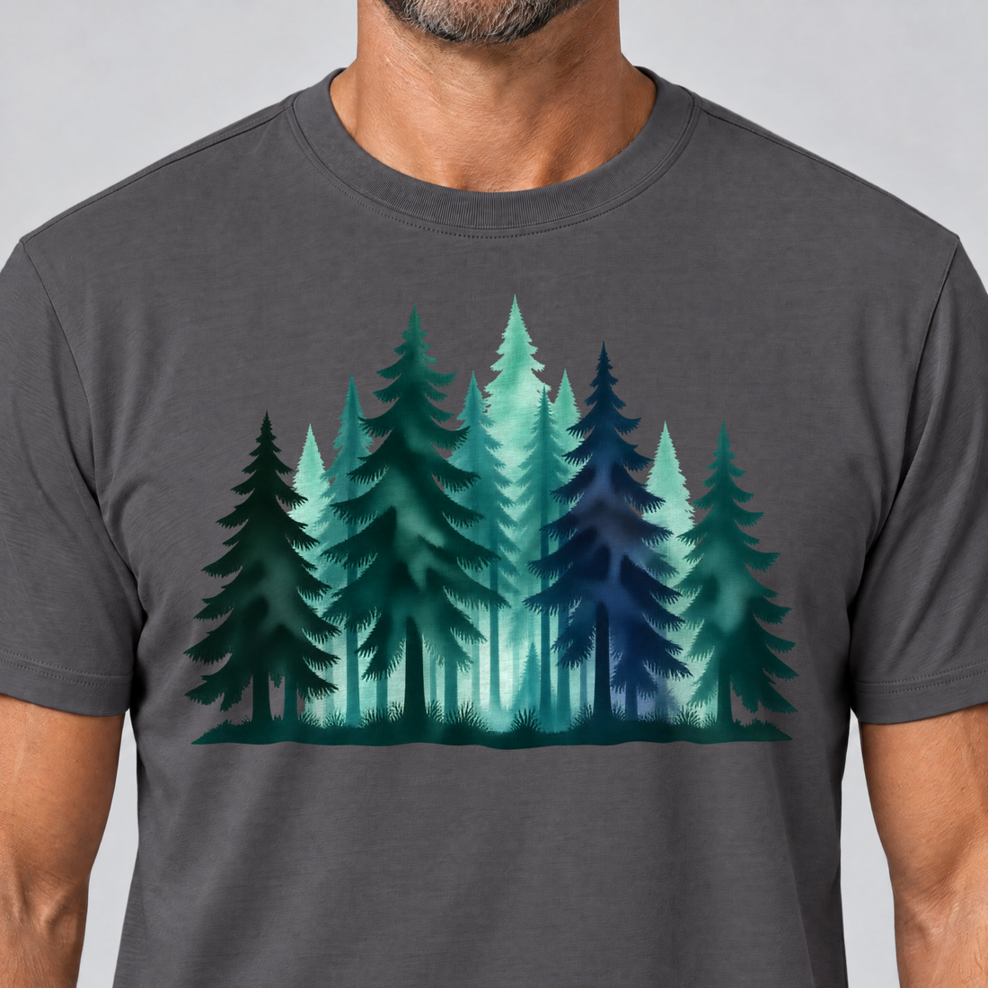 Nahaufnahme des Drucks: Nebelwald – T-Shirt Unisex in Dunkelgrau, von einem Mann getragen