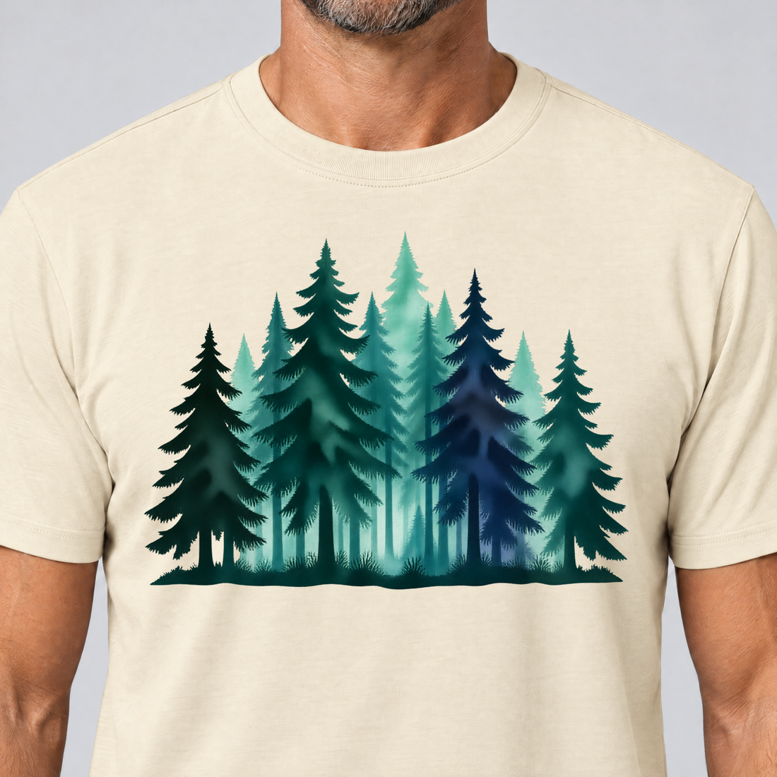 Nahaufnahme des Drucks: Nebelwald – T-Shirt Unisex in Natur, von einem Mann getragen