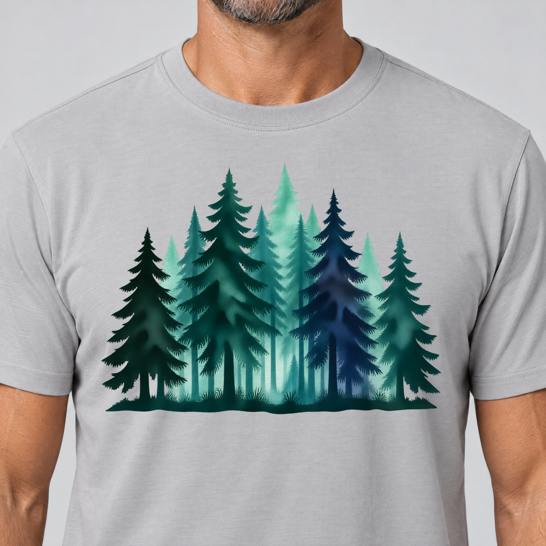 Nahaufnahme des Drucks: Nebelwald – T-Shirt Unisex in Hellgrau, von einem Mann getragen