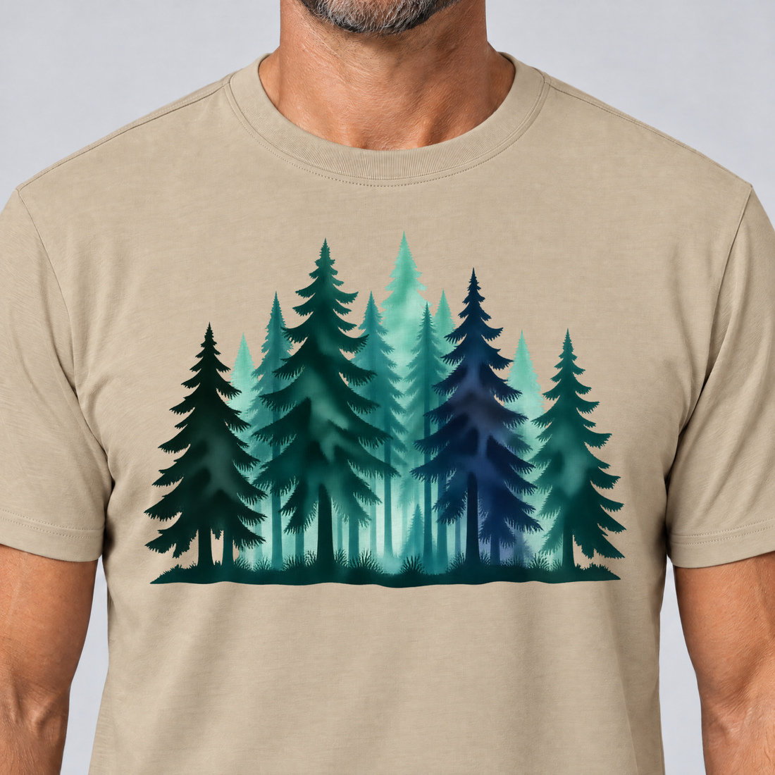 Nahaufnahme des Drucks: Nebelwald – T-Shirt Unisex in Sand, von einem Mann getragen