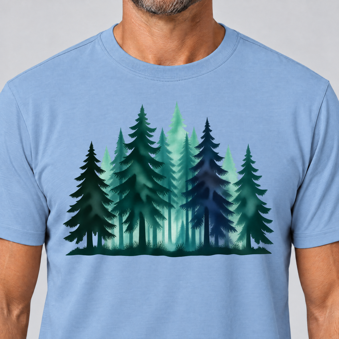 Nahaufnahme des Drucks: Nebelwald – T-Shirt Unisex in Himmelblau, von einem Mann getragen