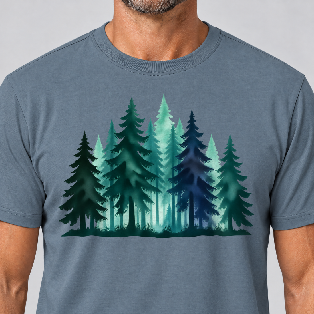 Nahaufnahme des Drucks: Nebelwald – T-Shirt Unisex in Steinblau, von einem Mann getragen
