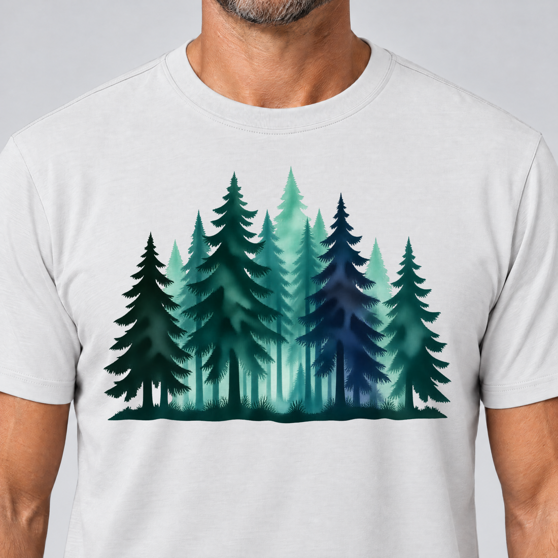 Nahaufnahme des Drucks: Nebelwald – T-Shirt Unisex in Weiß, von einem Mann getragen
