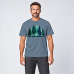 Mann trägt Nebelwald – T-Shirt Unisex in Steinblau, Ansicht von vorn