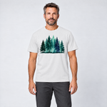 Mann trägt Nebelwald – T-Shirt Unisex in Weiß, Ansicht von vorn