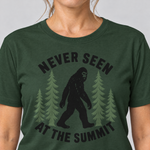 Nahaufnahme des Drucks: Never seen at the summit – T-Shirt Unisex in Flaschengrün, von einer Frau getragen