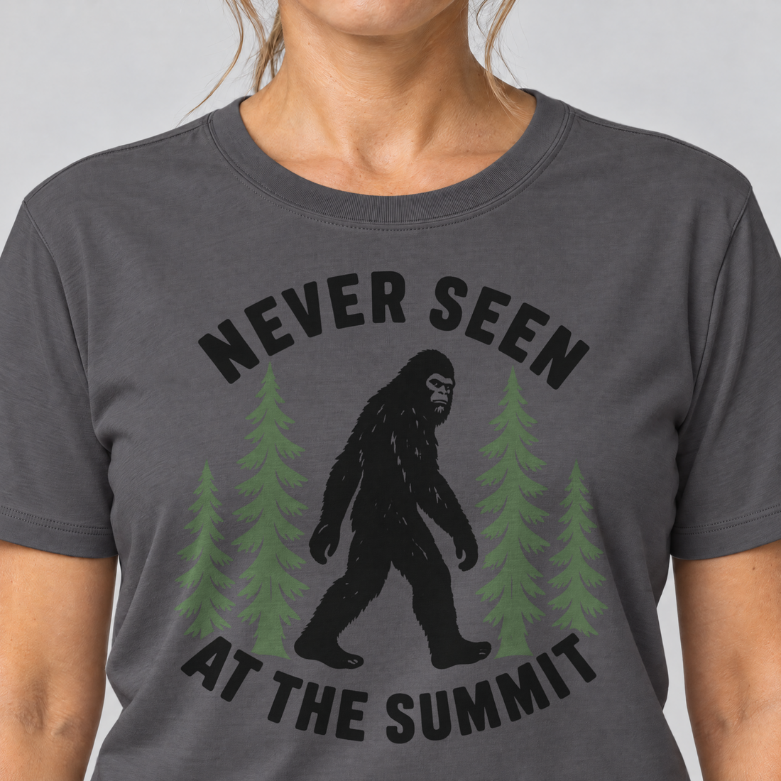 Nahaufnahme des Drucks: Never seen at the summit – T-Shirt Unisex in Dunkelgrau, von einer Frau getragen