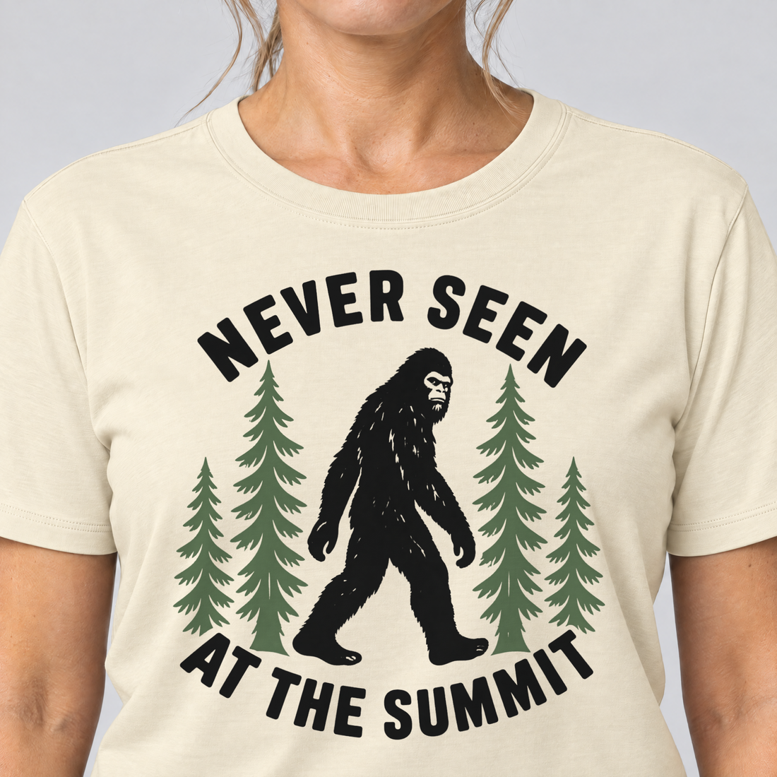 Nahaufnahme des Drucks: Never seen at the summit – T-Shirt Unisex in Natur, von einer Frau getragen